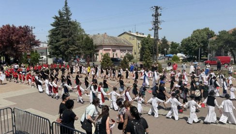 AJD U KOLO BANATSKO: Dečiji dan povodom Duhova u Melencima (FOTO)