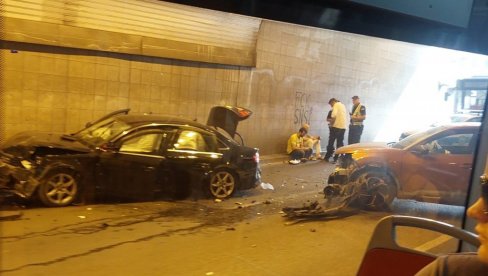 TEŽAK SUDAR U TERAZIJSKOM TUNELU: Staklo i delovi rasuti svud po putu, dvoje lakše povređeno (FOTO) TEŽAK SUDAR U TERAZIJSKOM TUNELU: Staklo i delovi rasuti svud po putu, dvoje lakše povređeno (FOTO)