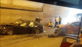 ТЕЖАК СУДАР У ТЕРАЗИЈСКОМ ТУНЕЛУ: Стакло и делови расути свуд по путу, двоје лакше повређено (ФОТО)