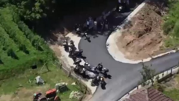 БАЈКЕРИ-БЛОКАДЕРИ НАПАЛИ ЧОВЕКА У ЗАЈЕЧАРУ: Псовали му мајку и Вучића, па запретили клањем БАЈКЕРИ-БЛОКАДЕРИ НАПАЛИ ЧОВЕКА У ЗАЈЕЧАРУ: Псовали му мајку и Вучића, па запретили клањем