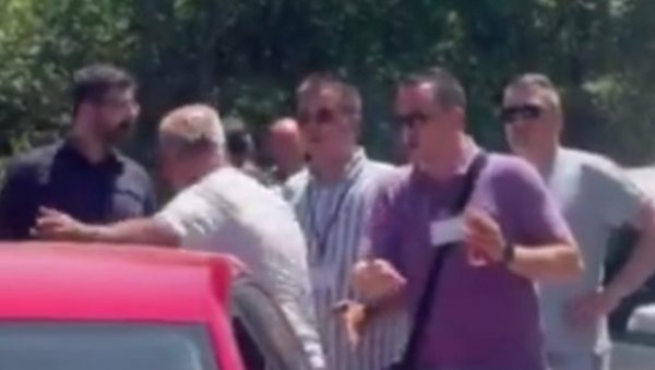 СКАНДАЛОЗНО ПОНАШАЊЕ: Опозиционари дошли у Косјерић, блокадери блокирају путеве СКАНДАЛОЗНО ПОНАШАЊЕ: Опозиционари дошли у Косјерић, блокадери блокирају путеве