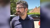 LAZOVIĆ SLAGAO DA GA JE OBORIO KOMBI: Tek kada je video da ga kamera snima, opozicionar pao (VIDEO)
