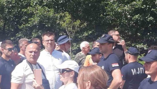 НАСИЉЕ БЕЗ ПРЕСЕДАНА: Парандиловић и Штимац блокирају улаз људима у кућу (ФОТО)