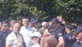 НАСИЉЕ БЕЗ ПРЕСЕДАНА: Парандиловић и Штимац блокирају улаз људима у кућу (ФОТО) НАСИЉЕ БЕЗ ПРЕСЕДАНА: Парандиловић и Штимац блокирају улаз људима у кућу (ФОТО)