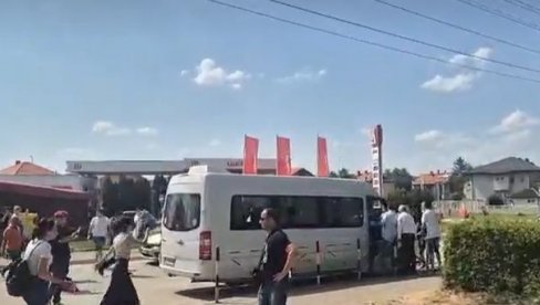 BLOKADERI NAPALI KOMBI SA RADNICIMA U ZAJEČARU
