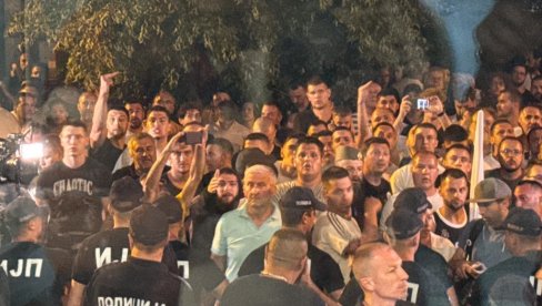 БЛОКАДЕРИ ПРАВЕ ХАОС У КОСЈЕРИЋУ: Опколили зграду општине, гађају је јајима - насиље на делу