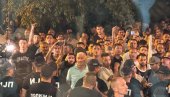 BLOKADERI PRAVE HAOS U KOSJERIĆU: Opkolili zgradu opštine, gađaju je jajima - nasilje na delu