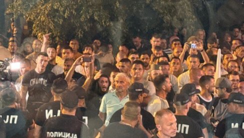 TERORISTI BLOKADERI NAPALI EKIPU NOVOSTI: Gađali su nas čim si stigli, vređali TERORISTI BLOKADERI NAPALI EKIPU NOVOSTI: Gađali su nas čim si stigli, vređali