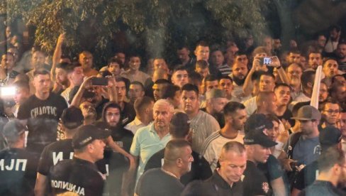 BANDITI BLOKADERI OPKOLILI NOVINARE: Divljaštvo u Kosjeriću (FOTO) BANDITI BLOKADERI OPKOLILI NOVINARE: Divljaštvo u Kosjeriću (FOTO)