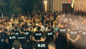 БАНДИТИ БЛОКАДЕРИ ОПКОЛИЛИ НОВИНАРЕ: Дивљаштво у Косјерићу (ФОТО/ВИДЕО)