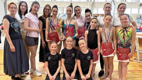 SJAJNE PARAĆINSKE GIMNASTIČARKE: Osvojile srebrne medalje na Prvenstvu Srbije u Vrnjačkoj Banji (FOTO) SJAJNE PARAĆINSKE GIMNASTIČARKE: Osvojile srebrne medalje na Prvenstvu Srbije u Vrnjačkoj Banji (FOTO)