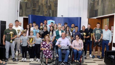 NAGRAĐENI NAJBOLJI SPORTISTI SMEDEREVA ZA 2024.GODINU: Najuspešniji klub malog fudbala i rukometašice Radinca NAGRAĐENI NAJBOLJI SPORTISTI SMEDEREVA ZA 2024.GODINU: Najuspešniji klub malog fudbala i rukometašice Radinca