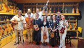 MAGIČNI UKULELE, MALI INSTRUMENT, VELIKE RADOSTI: Neobična družina koja ruši prerasudu da je instrument sa četiri žice samo dečja gitara