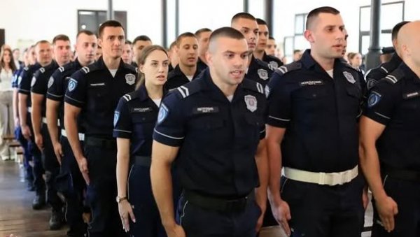 ПОЛИЦИЈСКА УПРАВА КРАГУЈЕВАЦ ОБЛЕЖИЛА ДАН И СЛАВУ: Положени венци испред Меморијалног зида (ФОТО)