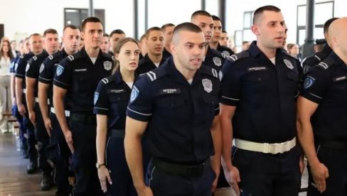 POLICIJSKA UPRAVA KRAGUJEVAC OBLEŽILA DAN I SLAVU: Položeni venci ispred Memorijalnog zida (FOTO) POLICIJSKA UPRAVA KRAGUJEVAC OBLEŽILA DAN I SLAVU: Položeni venci ispred Memorijalnog zida (FOTO)