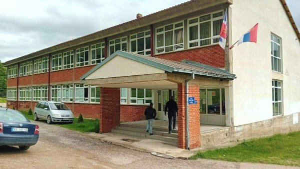 МАМАЦ И СИДРО ОБЕЗБЕДИЛИ ЗА МЛАДЕ: У борби против миграција Трговиште примењује подстицаје и нуди боље услове школовања МАМАЦ И СИДРО ОБЕЗБЕДИЛИ ЗА МЛАДЕ: У борби против миграција Трговиште примењује подстицаје и нуди боље услове школовања