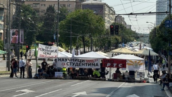 СРАМОТА: Погледајте шта раде блокадери док малтретирају све Београђане (ВИДЕО) СРАМОТА: Погледајте шта раде блокадери док малтретирају све Београђане (ВИДЕО)