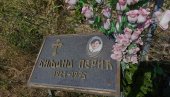 УБИО НАМ ДЕТЕ ДРУГИ ПУТ: Албанац уклонио спомен обележје Биљани Перић (11), настрадалој српској девојчици у Грачаници УБИО НАМ ДЕТЕ ДРУГИ ПУТ: Албанац уклонио спомен обележје Биљани Перић (11), настрадалој српској девојчици у Грачаници