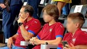 PODRŠKA ORLOVIMA: Aleksandar Vulin u društvu sinova prati meč Srbija - Andora u Leskovcu