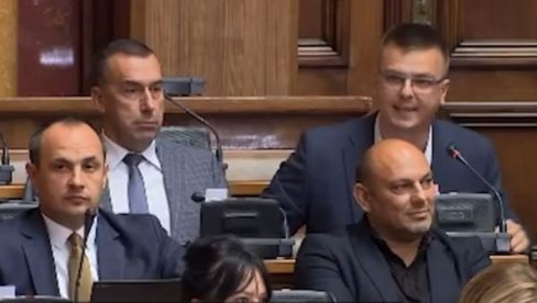 PARANDILOVIĆU SMETAJU SRBI IZ RS: Sramno vređao najboljeg studenta medicine nazivajući ga mediokritetom iz Doboja (VIDEO) PARANDILOVIĆU SMETAJU SRBI IZ RS: Sramno vređao najboljeg studenta medicine nazivajući ga mediokritetom iz Doboja (VIDEO)