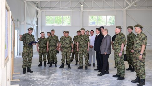 ГАШИЋ У НИШУ: Министар обишао инфраструктурне радове у касарнама