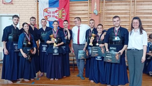 PARAĆINSKE KENDOKE U PUNOJ FORMI: Pet medalja sa takmičenja u Šapcu PARAĆINSKE KENDOKE U PUNOJ FORMI: Pet medalja sa takmičenja u Šapcu