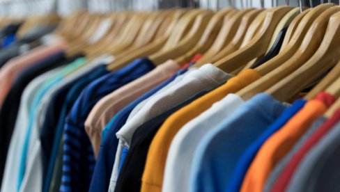 ЧУВЕНИ ТРГОВАЦ ПРОДАЈЕ ПОЛОВНУ ОДЕЋУ НА ИБЕЈУ: Крпицама дају још један живот, а ево какву корист имају купци