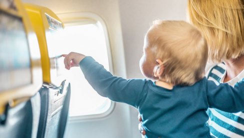 DA BUDETE SPREMNI NA SVE: Prvi put sa bebom u avionu (FOTO) DA BUDETE SPREMNI NA SVE: Prvi put sa bebom u avionu (FOTO)