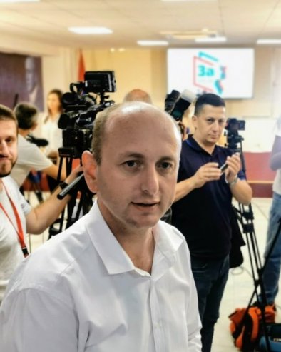 НИСАМ ТРАЖИО ДА КУПЕ АВИОН: Милан Кнежевић о оптужбама да притиска Ер Монтенегро НИСАМ ТРАЖИО ДА КУПЕ АВИОН: Милан Кнежевић о оптужбама да притиска Ер Монтенегро