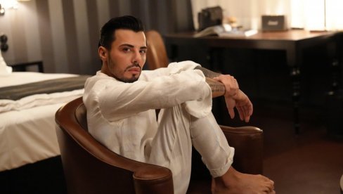СКОРО ГА ЈЕ УНИШТИЛА, А САД ГА СКУПО КОШТА: Фризер из Беча шокирао Србију, а подржао га и Аца Софронијевић
