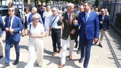КОЛОНИЈА ПУСТОВАЊА: Дипломатско окупљање у Шапцу, у граду на Сави 11 амбасадора КОЛОНИЈА ПУСТОВАЊА: Дипломатско окупљање у Шапцу, у граду на Сави 11 амбасадора