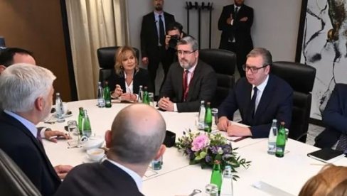 ВУЧИЋ НА ФОРУМУ ГЛОБСЕЦ: Серија важних састанака у Прагу - председник разговарао са Петром Павелом ВУЧИЋ НА ФОРУМУ ГЛОБСЕЦ: Серија важних састанака у Прагу - председник разговарао са Петром Павелом