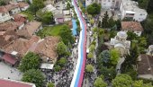 УКИДАЈУ ТРОБОЈКУ БАШ ПРЕД ВИДОВДАН: Куртијев режим после бруталног прогона и шиканирања Срба решио да се обрачуна и са нашим симболима