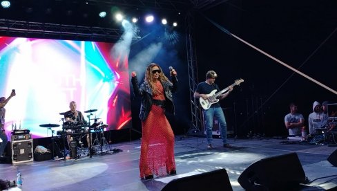 MOJ ŽIVOT JE SVE, SAMO NIJE DOSADAN: Ana Nikolić o karijeri, trajanju na sceni, privatnom životu, planovima (FOTO)