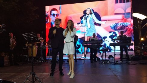 TATA I ĆERKA U DUETU: Nataša Kojić Taša specijalna gošća na koncertu svog oca Kebe u Loznici (FOTO)