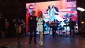 TATA I ĆERKA U DUETU: Nataša Kojić Taša specijalna gošća na koncertu svog oca Kebe u Loznici (FOTO)
