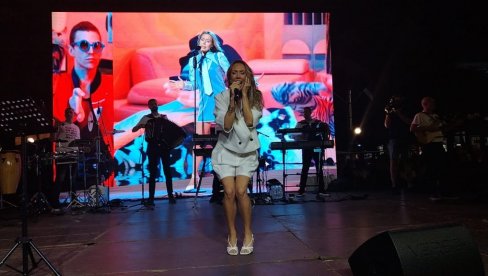 FATALNA, ALI I OKO PLAVO: Nataša Kojić Taša svoje Lozničane podsetila na njene hitove (FOTO/VIDEO)