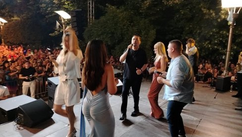 MENTOR ZA PRIMER: Dragan Kojić Keba na koncertu u Loznici ugostio polufinaliste Zvezda Granda (FOTO) MENTOR ZA PRIMER: Dragan Kojić Keba na koncertu u Loznici ugostio polufinaliste Zvezda Granda (FOTO)