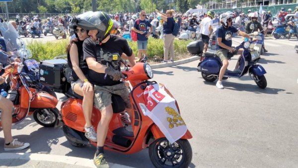 ВЕСПА ЈЕ КРАЉИЦА ДРУМОВА: У Новом Саду одржана Европска недеља љубитеља двоточкаша уз више од хиљаду учесника (ФОТО) ВЕСПА ЈЕ КРАЉИЦА ДРУМОВА: У Новом Саду одржана Европска недеља љубитеља двоточкаша уз више од хиљаду учесника (ФОТО)