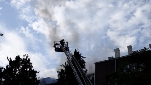 PLAMEN ZAHVATIO I KROV: Požar u Novom Sadu, vatrogasci na terenu, dim se širi nebom (FOTO/VIDEO)