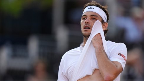 IZNENAĐENJE U PARIZU: Eliminisan četvrti teniser sveta IZNENAĐENJE U PARIZU: Eliminisan četvrti teniser sveta