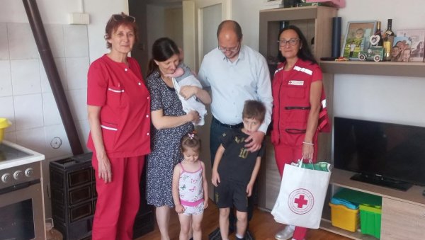 ПОКЛОНИ БЕБАМА РОЂЕНИМ У МАЈУ: Акција Црвеног крста општине Житиште