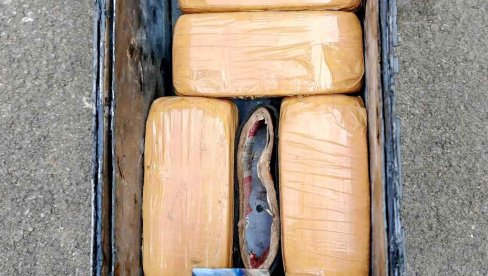 ПАС У КОЛИМА ЦРНОГОРЦА (26) ОТКРИО ДРОГУ: Краљевачка полиција запленила два килограма хероина