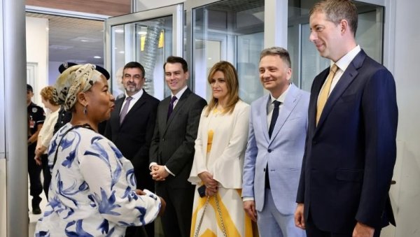 ПРВЕ ПУТНИЦЕ СА еВИЗОМ: Слетеле на аеродром Никола Тесла, дочекали их Јовановић и Ђурић