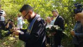 BRAĆA MASAKRIRANA A NJIHOVCA TELA BAČENA U ŠUMU: U Slivovu nedaleko od Gračanice obeleženo 26 godina od ubistva četvorice braće Simić BRAĆA MASAKRIRANA A NJIHOVCA TELA BAČENA U ŠUMU: U Slivovu nedaleko od Gračanice obeleženo 26 godina od ubistva četvorice braće Simić