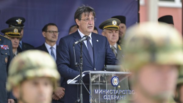 ОБЛАЧЕЋИ УНИФОРМУ, ПОСТАЛИ СТЕ ОГЛЕДАЛО ВРЕДНОСТИ КОЈЕ ЗАСТУПАМО: Министар Гашић присуствовао полагању заклетве војника у Ваљеву