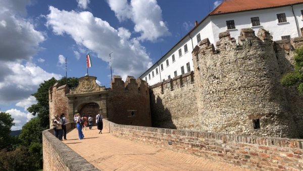 АЛЕКСАНДРИНА ПОРОДИЦА ЈЕ ЈЕДИНА ПРЕОСТАЛА СРПСКА ПОРОДИЦА У ВИЛАЊУ: Од 1700 године у овом месту праве вино АЛЕКСАНДРИНА ПОРОДИЦА ЈЕ ЈЕДИНА ПРЕОСТАЛА СРПСКА ПОРОДИЦА У ВИЛАЊУ: Од 1700 године у овом месту праве вино