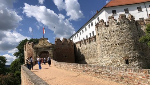 ALEKSANDRINA PORODICA JE JEDINA PREOSTALA SRPSKA PORODICA U VILANJU: Od 1700 godine u ovom mestu prave vino ALEKSANDRINA PORODICA JE JEDINA PREOSTALA SRPSKA PORODICA U VILANJU: Od 1700 godine u ovom mestu prave vino