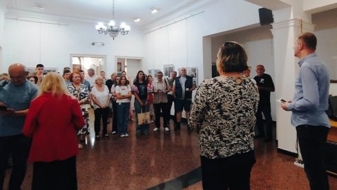 УМЕТНИЧКИ ФОТОГРАФИ НА ДЕЛУ: У Културном центру синоћ отворена изложба „Параћин 2025“ (ФОТО)