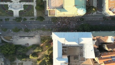POMPEZNO NAJVLJIVALI VELIKI SKUP: Evo koliko se blokadera okupilo u Beogradu (FOTO)